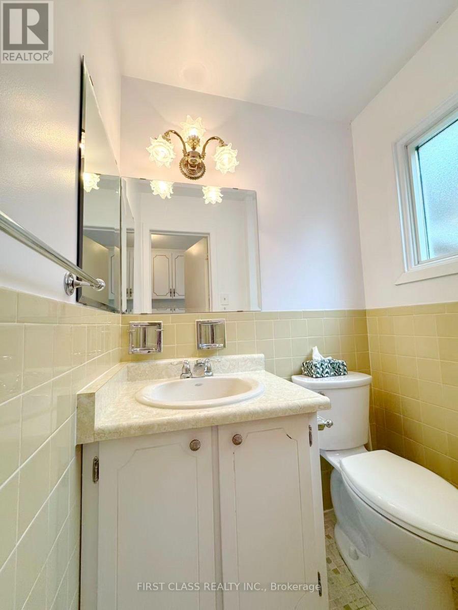 Lower Unit - 1353 Myron Drive, Mississauga, Ontario  L5E 2N5 - Photo 6 - W13611156