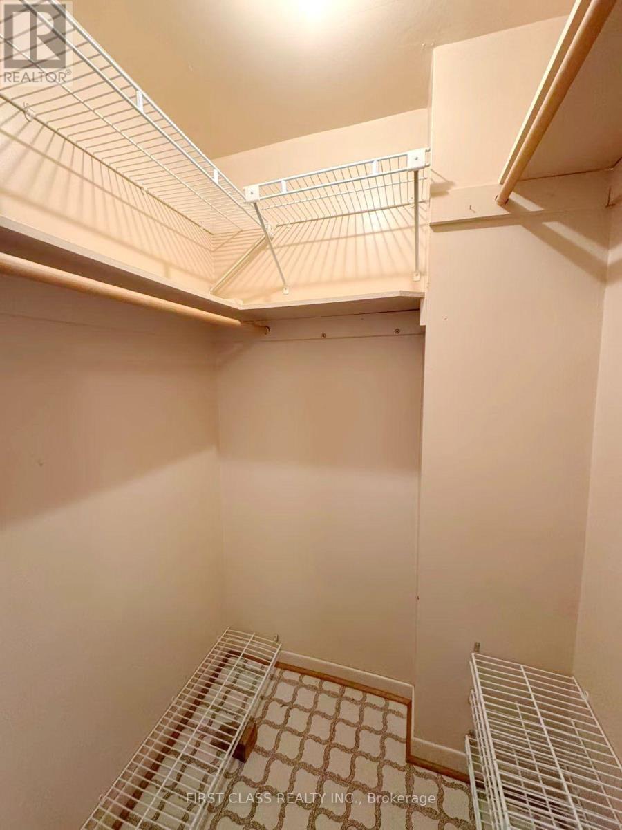 Lower Unit - 1353 Myron Drive, Mississauga, Ontario  L5E 2N5 - Photo 7 - W13611156