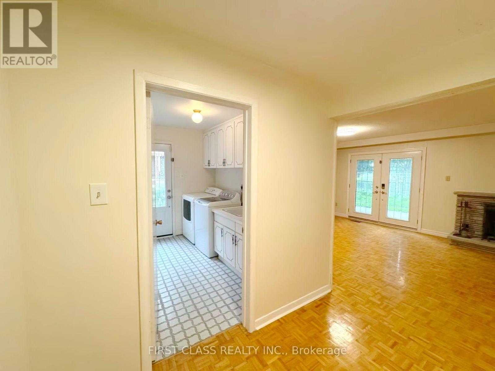 Lower Unit - 1353 Myron Drive, Mississauga, Ontario  L5E 2N5 - Photo 8 - W13611156