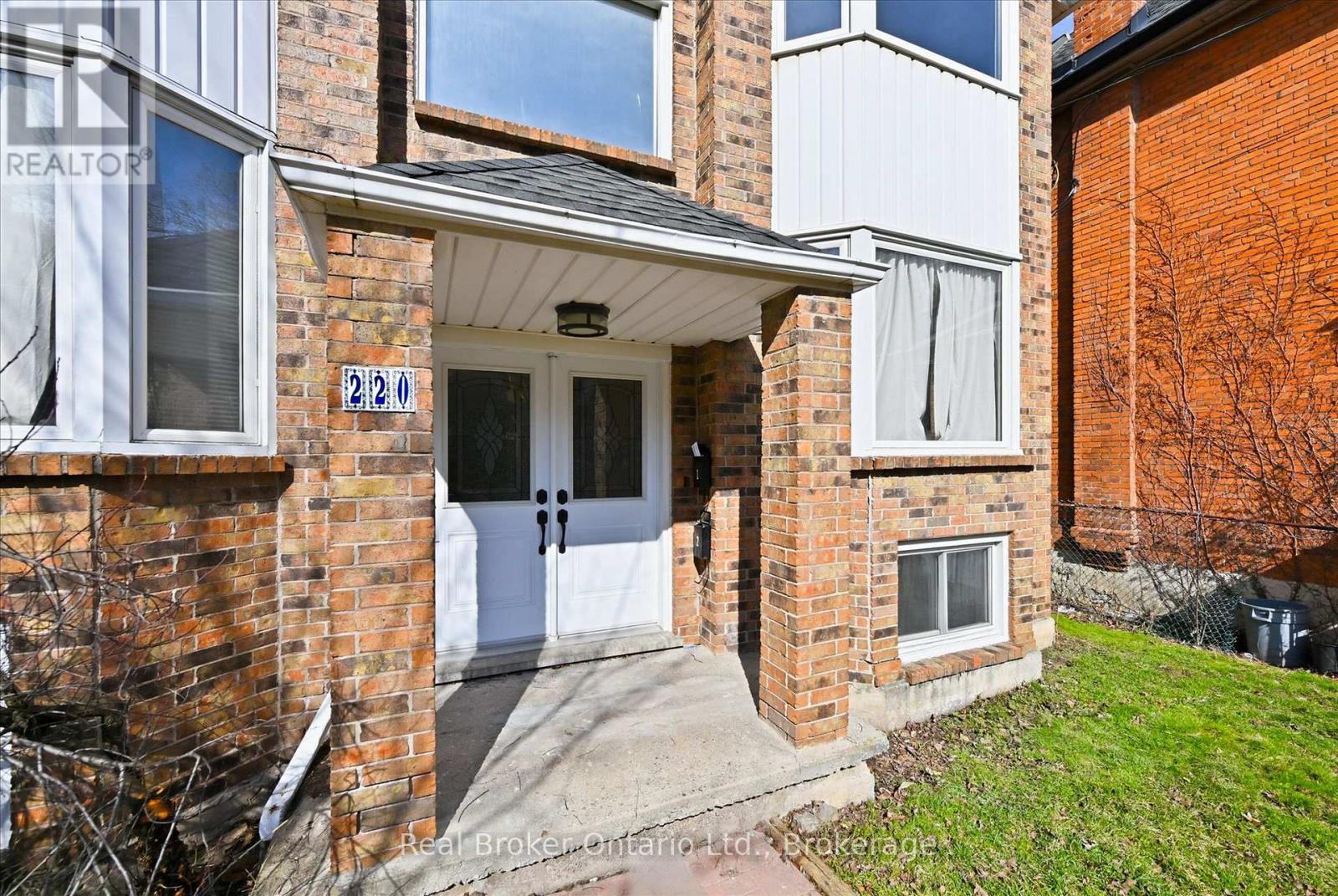 1 - 220 Caroline Street S, Hamilton, Ontario  L8P 3L4 - Photo 2 - X13611604