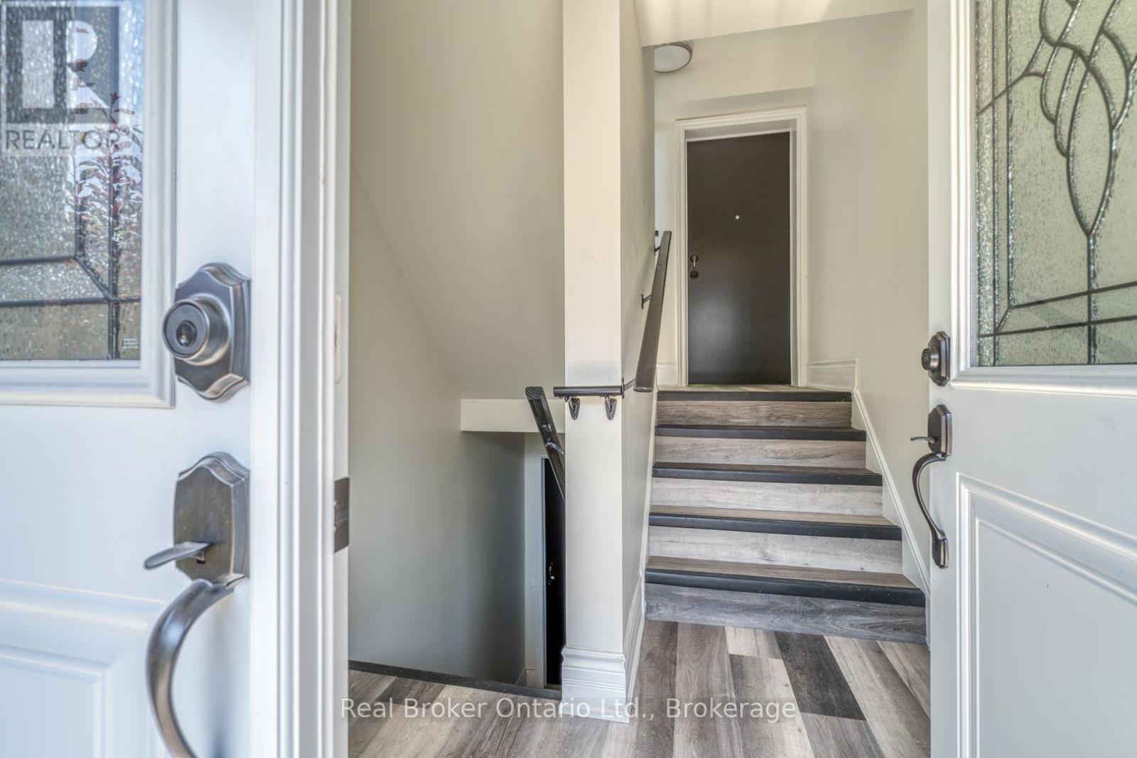 1 - 220 Caroline Street S, Hamilton, Ontario  L8P 3L4 - Photo 3 - X13611604