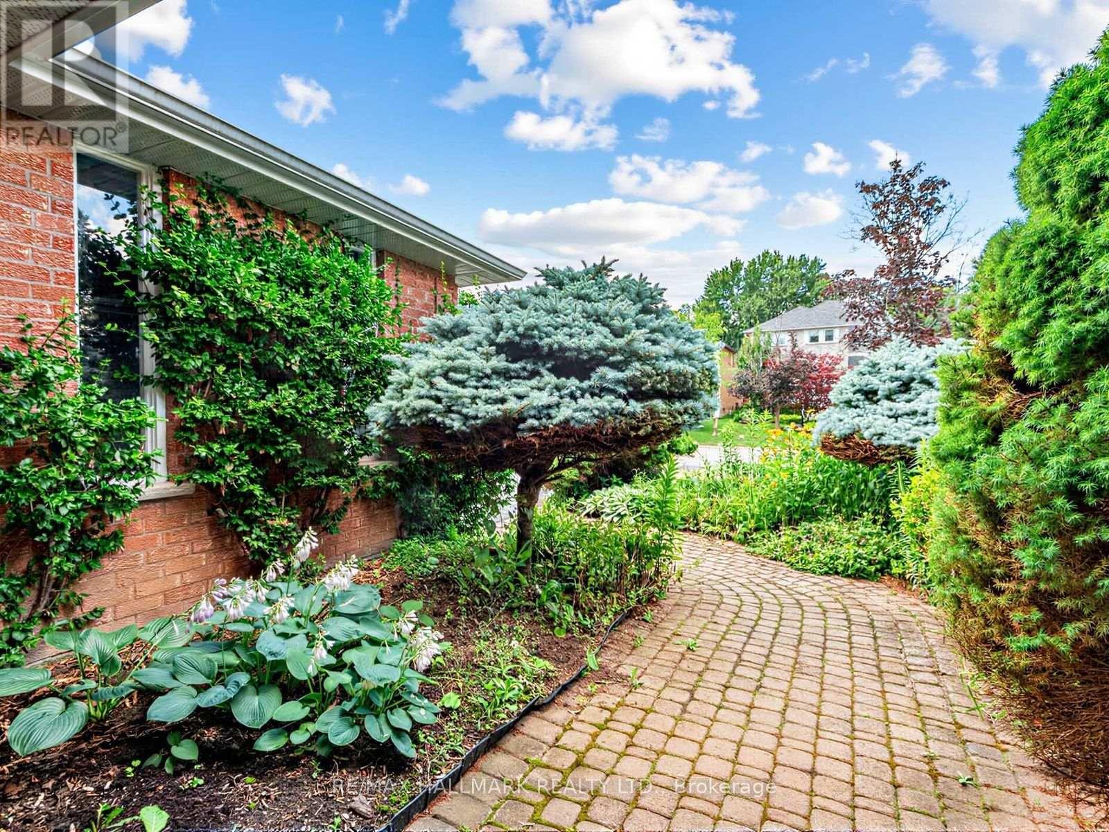 185 Aurora Heights Drive, Aurora, Ontario  L4G 2X1 - Photo 3 - N13611766
