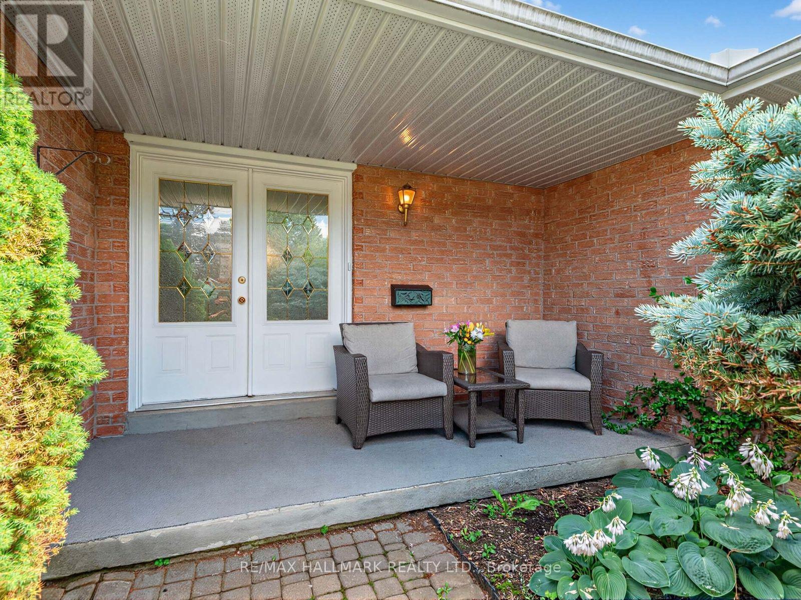 185 Aurora Heights Drive, Aurora, Ontario  L4G 2X1 - Photo 4 - N13611766