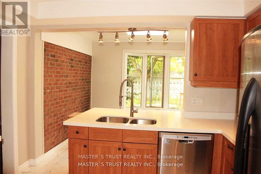 2253 Constance Drive, Oakville, Ontario  L6J 5L8 - Photo 3 - W12901314