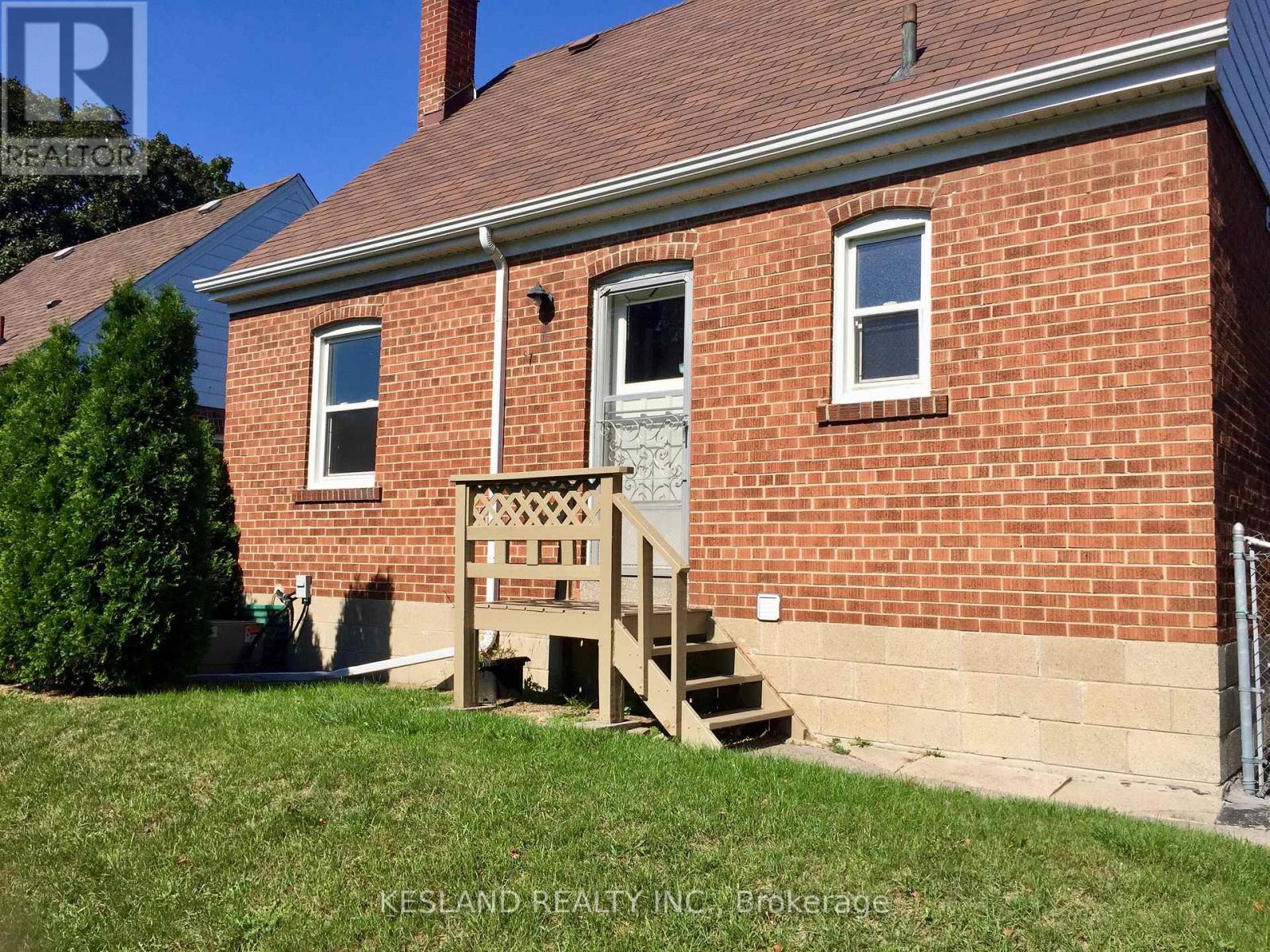 5 Sundridge Drive, Toronto, Ontario  M1L 2J2 - Photo 2 - E13611964