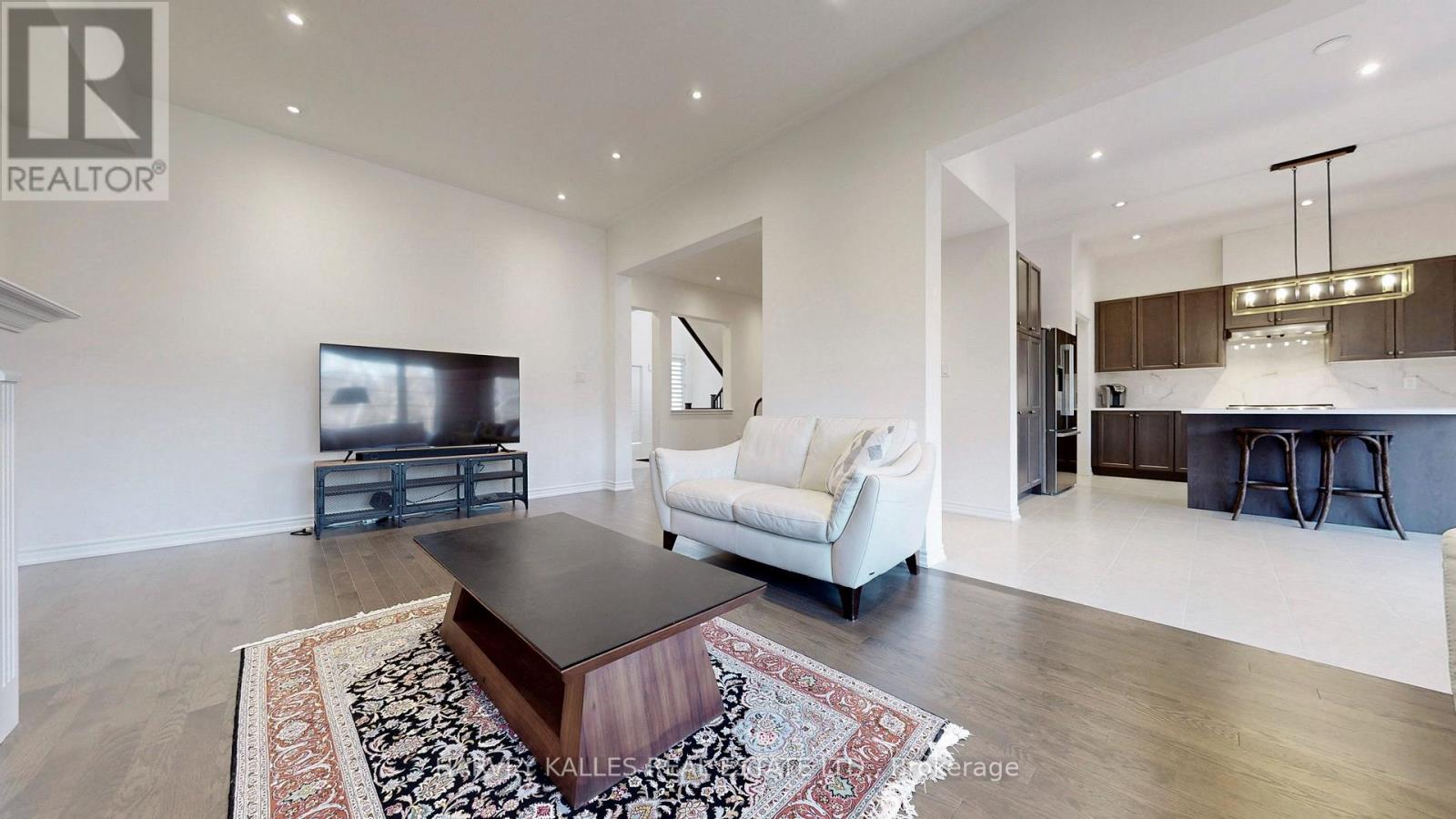 56 Charles White Court, East Gwillimbury (Sharon), Ontario  L0G 1V0 - Photo 4 - N13611834