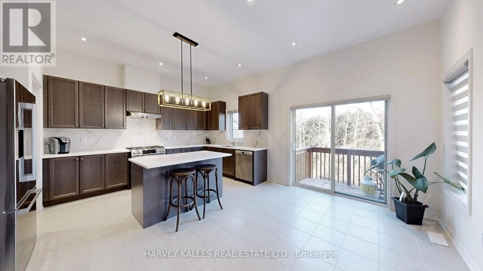 56 Charles White Court, East Gwillimbury (Sharon), Ontario  L0G 1V0 - Photo 7 - N13611834