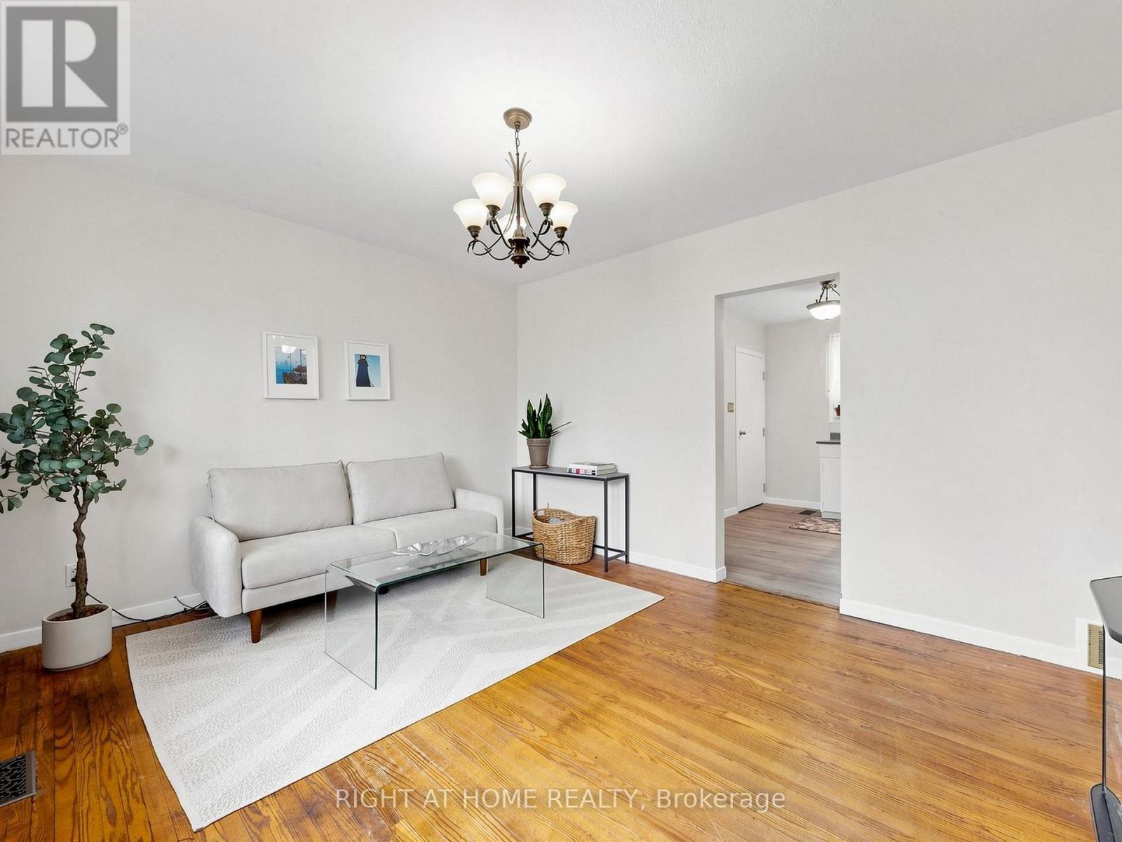 238 Troy Street, Mississauga, Ontario  L5G 1S7 - Photo 5 - W13611972