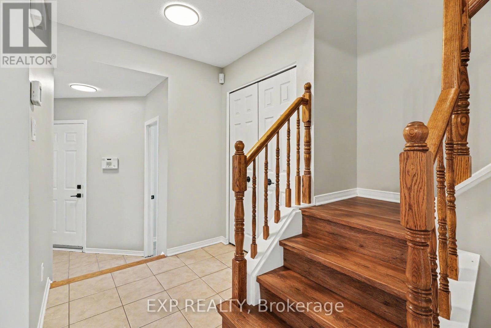 203 Duntroon Circle, Ottawa, Ontario  K1T 4C9 - Photo 4 - X13612126