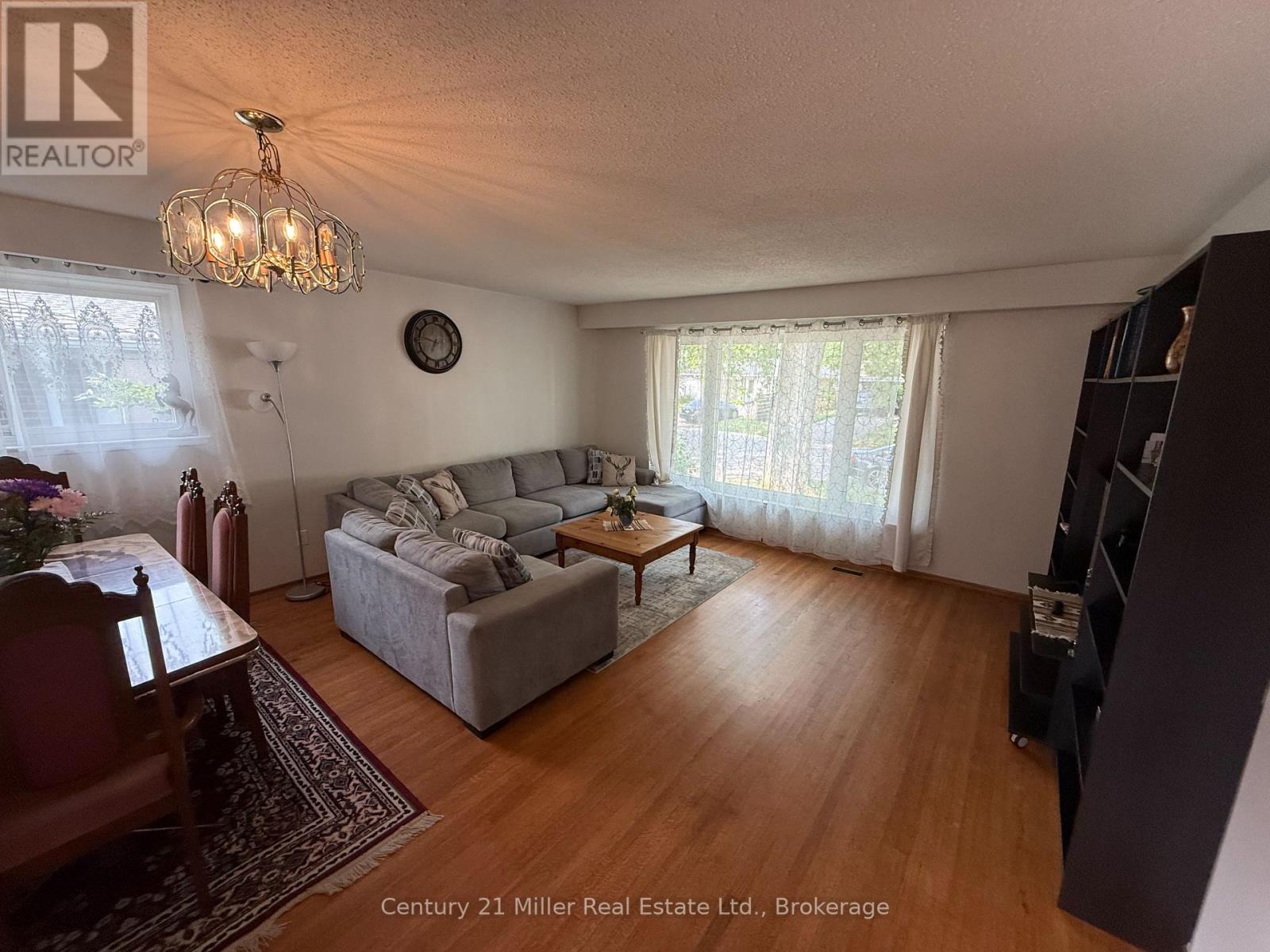 35 Melville Crescent, Brampton, Ontario  L6W 2S3 - Photo 4 - W13612476