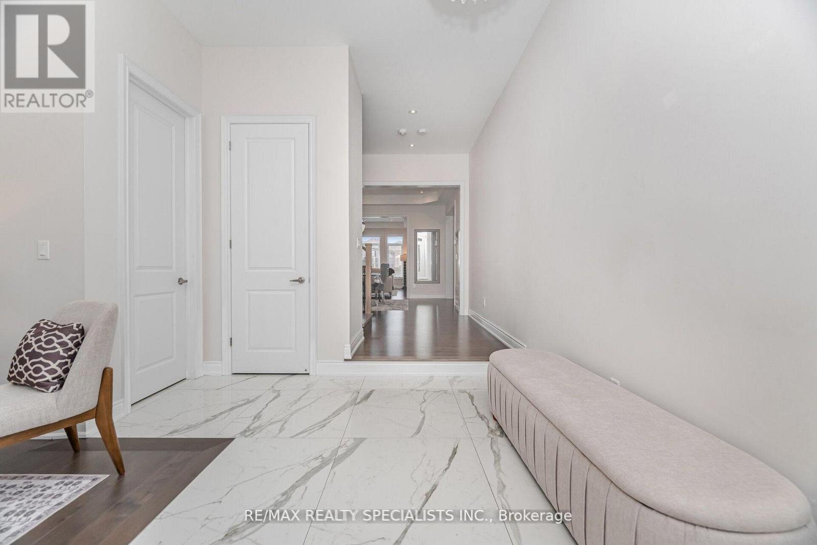 53 Threshingmills Boulevard, Oakville, Ontario  L6H 0V6 - Photo 4 - W13568334
