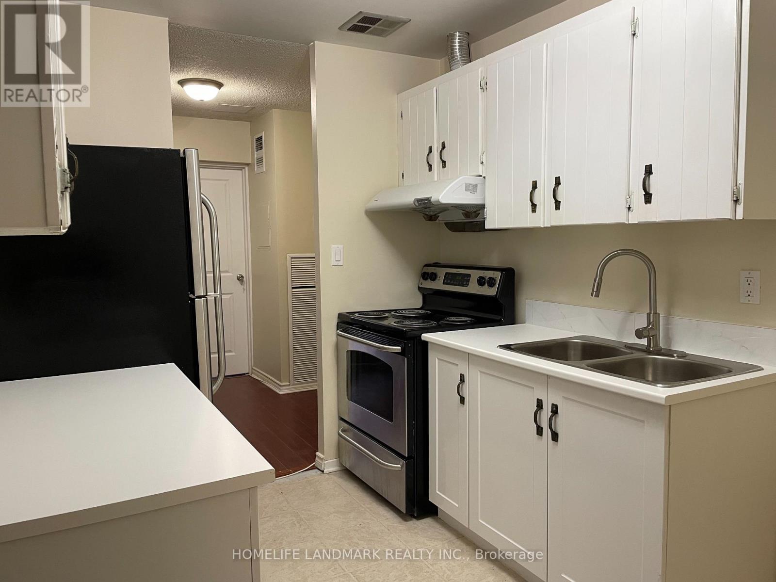 3025 The Credit Woodlands, Mississauga, Ontario  L5C 2V3 - Photo 3 - W13612752