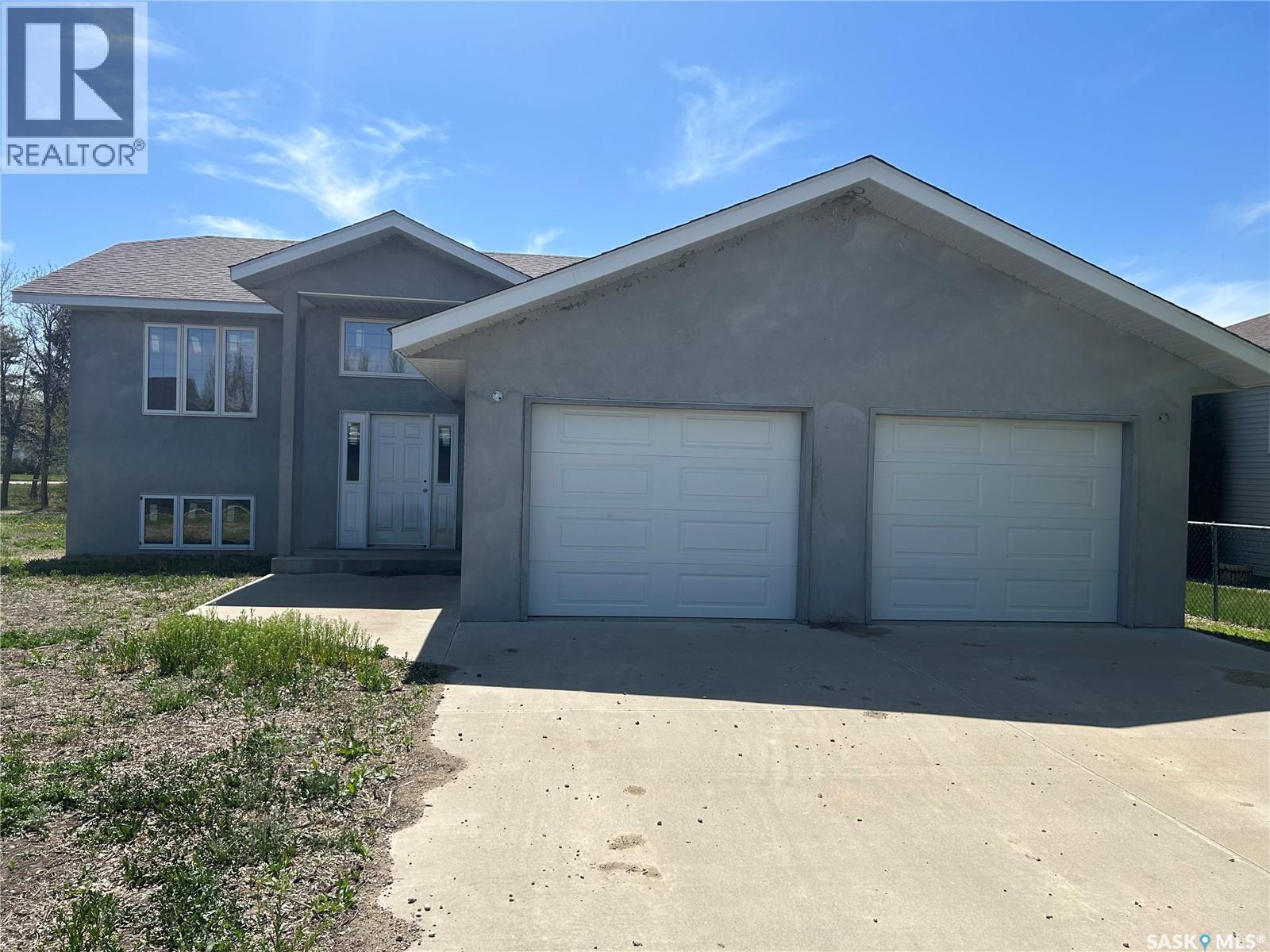 117 Carson Bay, Lampman, Saskatchewan  S0C 0B5 - Photo 2 - SK043812