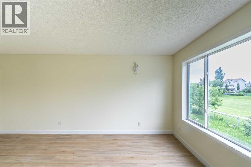 30 Somerside Manor SW, Calgary, Alberta  T2Y 3G5 - Photo 6 - A2329298