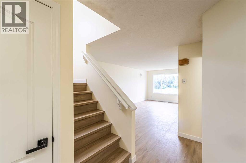 30 Somerside Manor SW, Calgary, Alberta  T2Y 3G5 - Photo 14 - A2329298