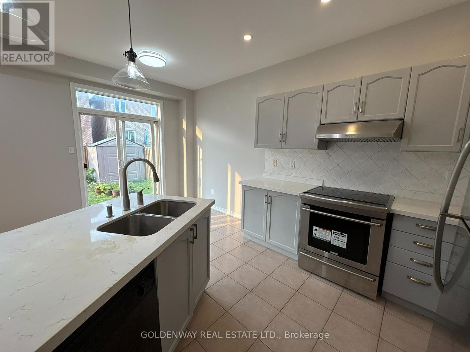 34 Whitford Road, Markham, Ontario  L6C 2J2 - Photo 6 - N13613048