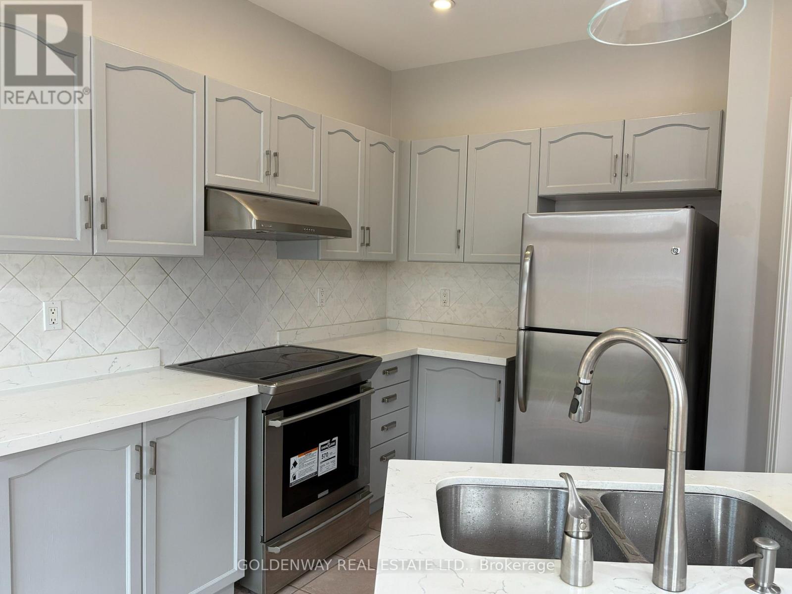 34 Whitford Road, Markham, Ontario  L6C 2J2 - Photo 7 - N13613048