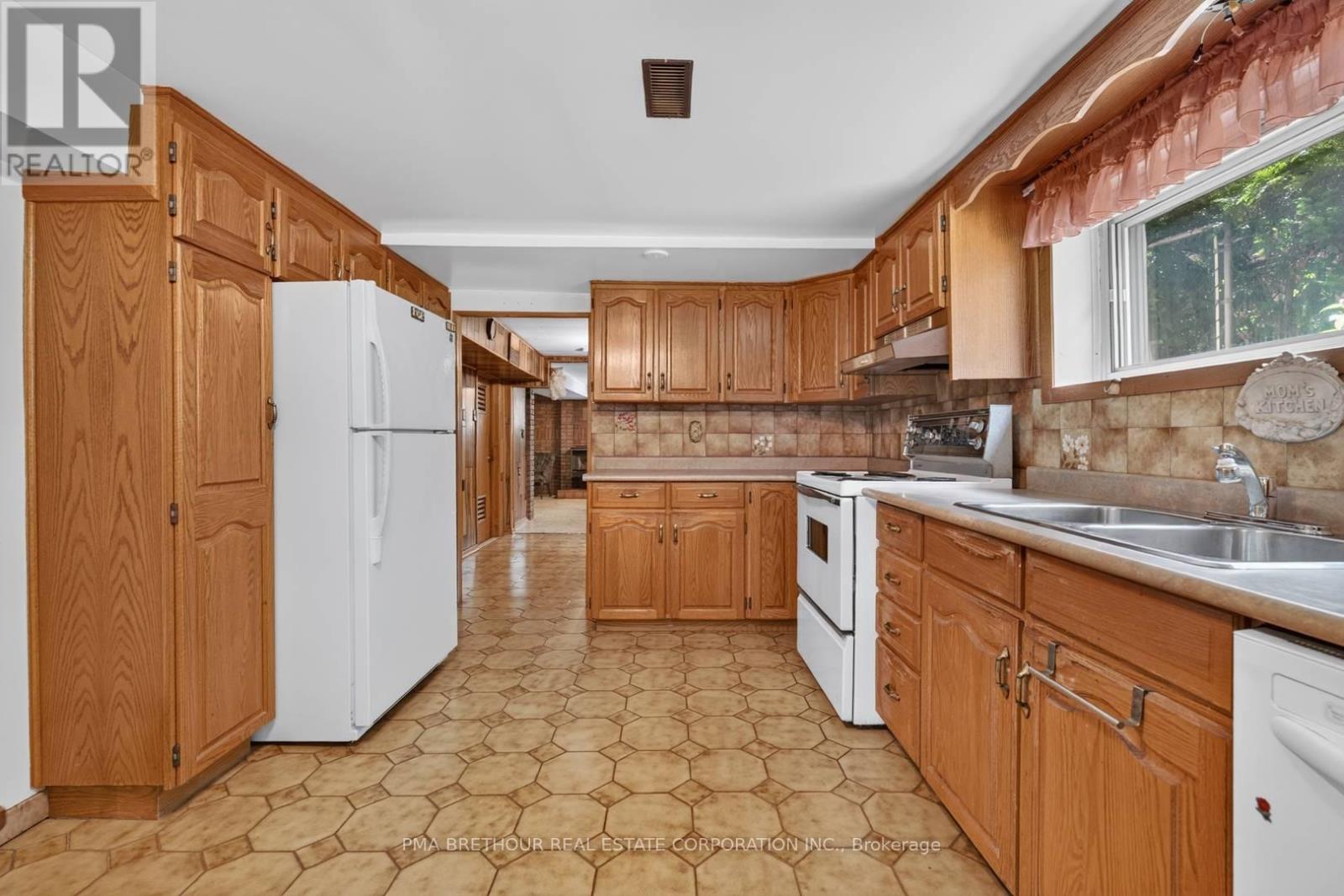 65 Goldsboro Road, Toronto, Ontario  M9L 1A6 - Photo 16 - W13612874