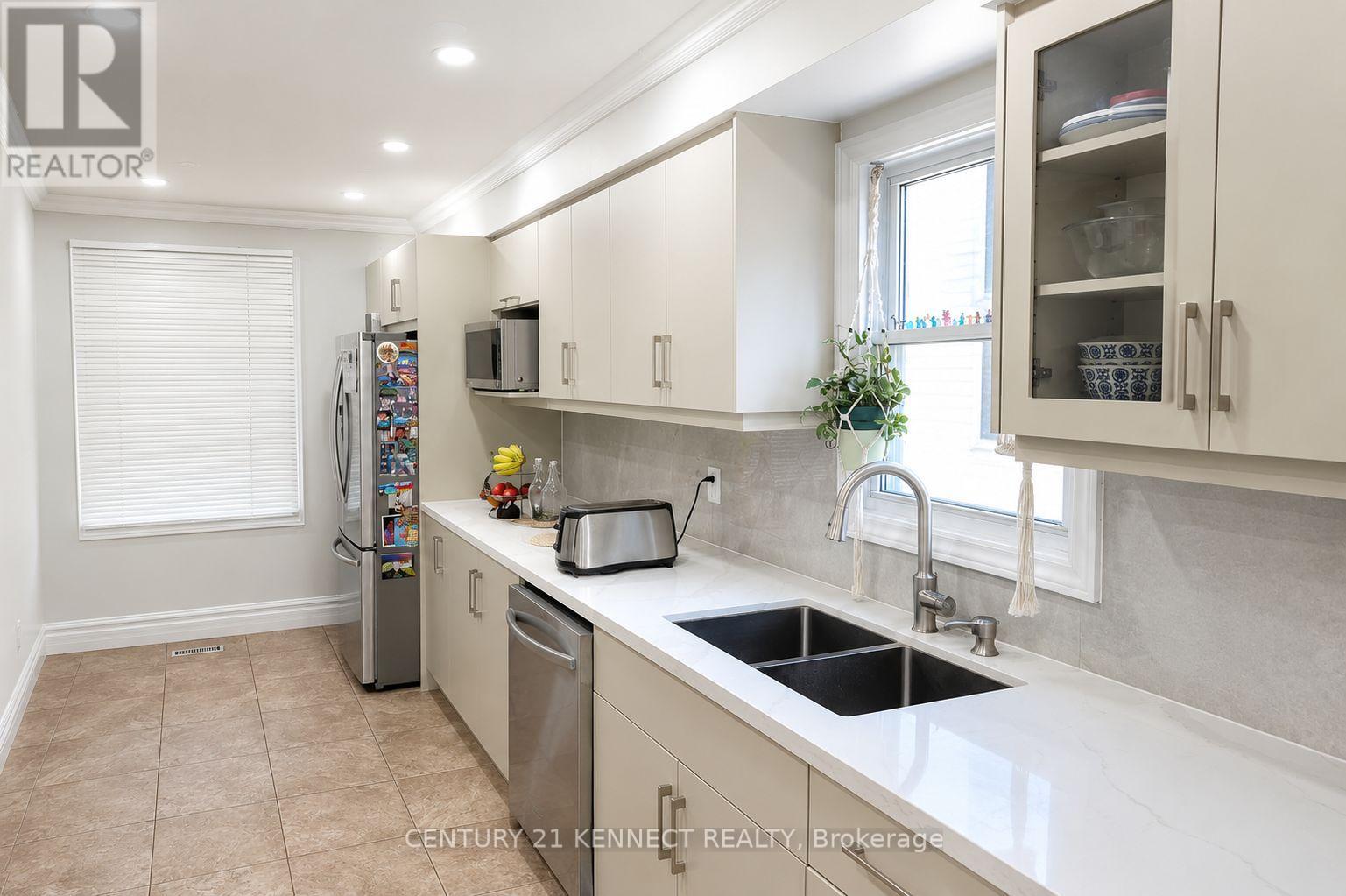 4 Somerset Drive, Brampton, Ontario  L6Z 1C6 - Photo 4 - W13612884