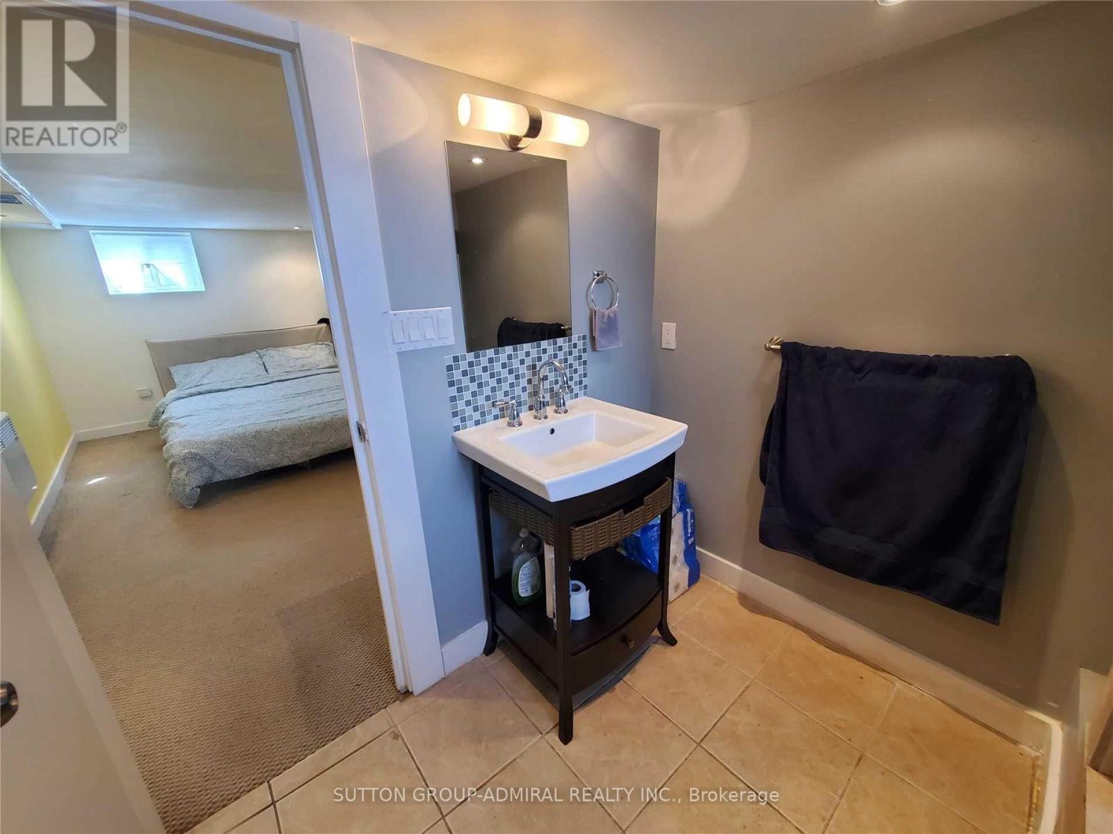 Lower - 31 Gilpin Avenue, Toronto, Ontario  M6M 1G7 - Photo 2 - W13612914