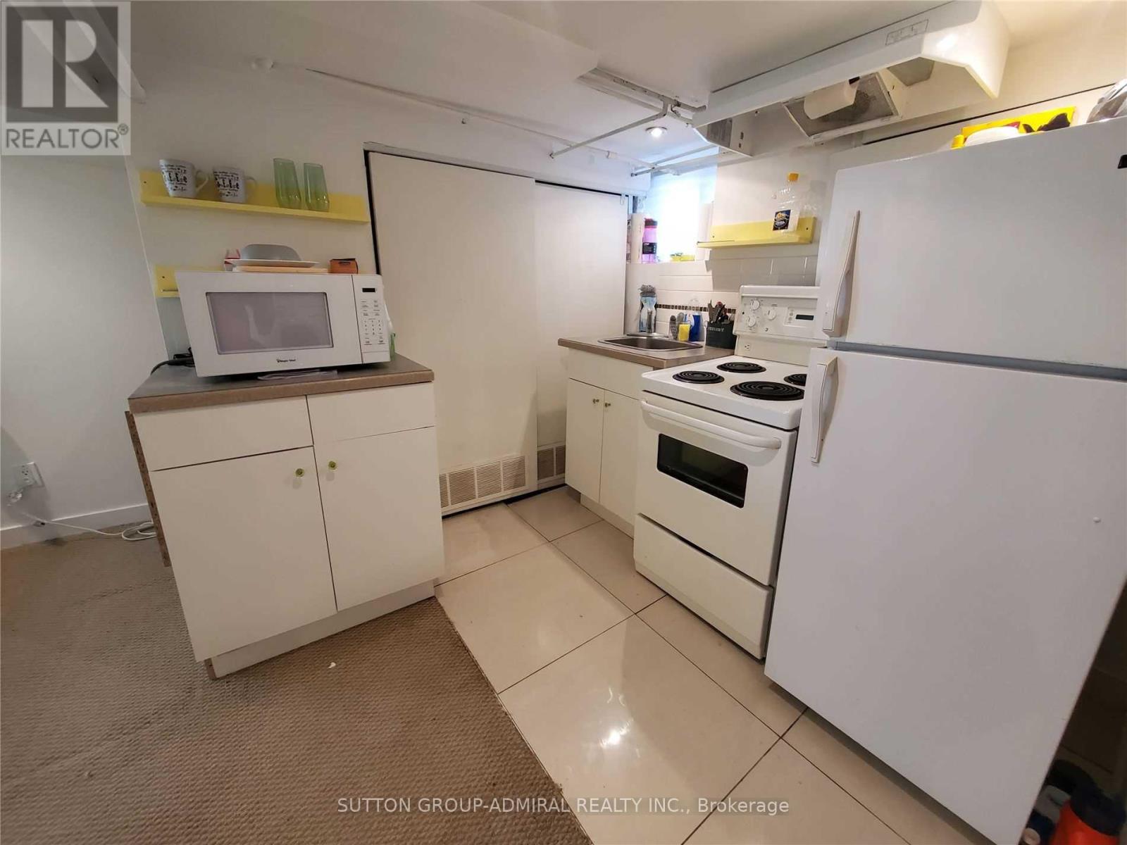 Lower - 31 Gilpin Avenue, Toronto, Ontario  M6M 1G7 - Photo 4 - W13612914