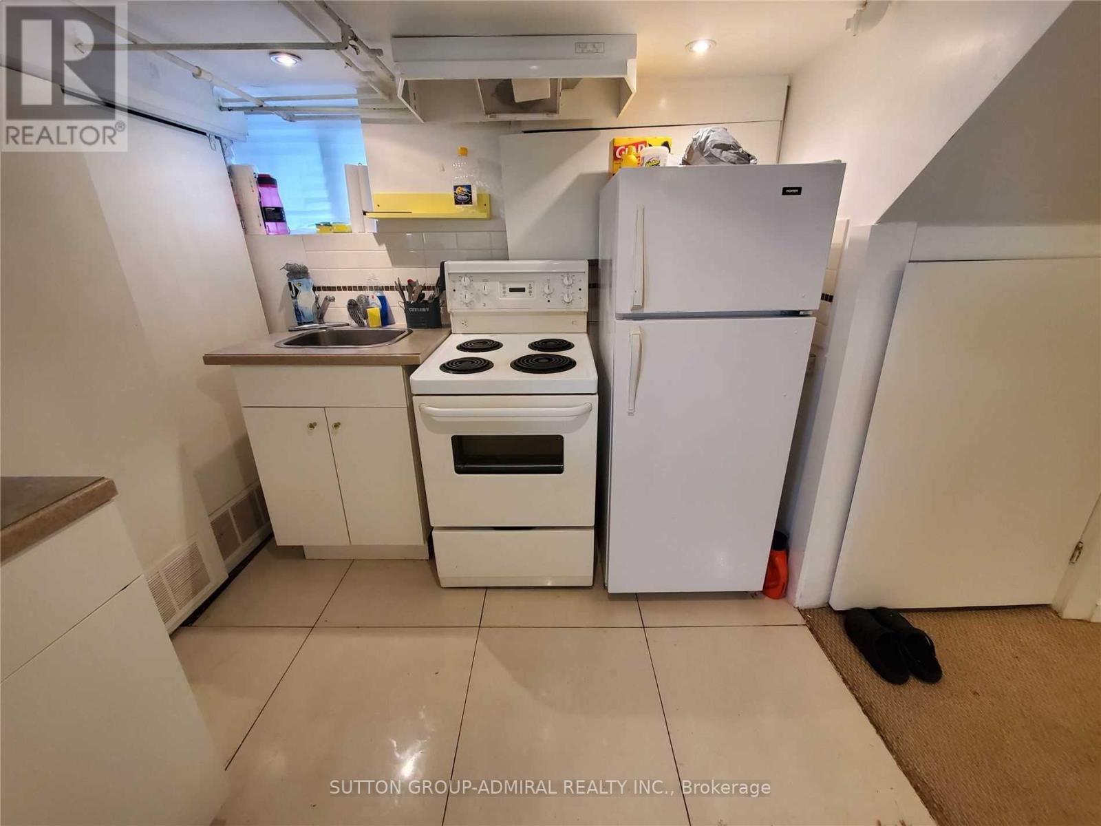 Lower - 31 Gilpin Avenue, Toronto, Ontario  M6M 1G7 - Photo 5 - W13612914