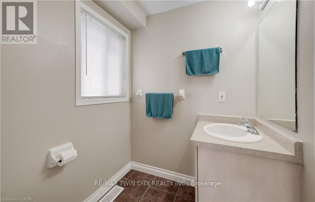 27 Bridlewreath Street, Kitchener, Ontario  N2E 3V5 - Photo 16 - X13612800