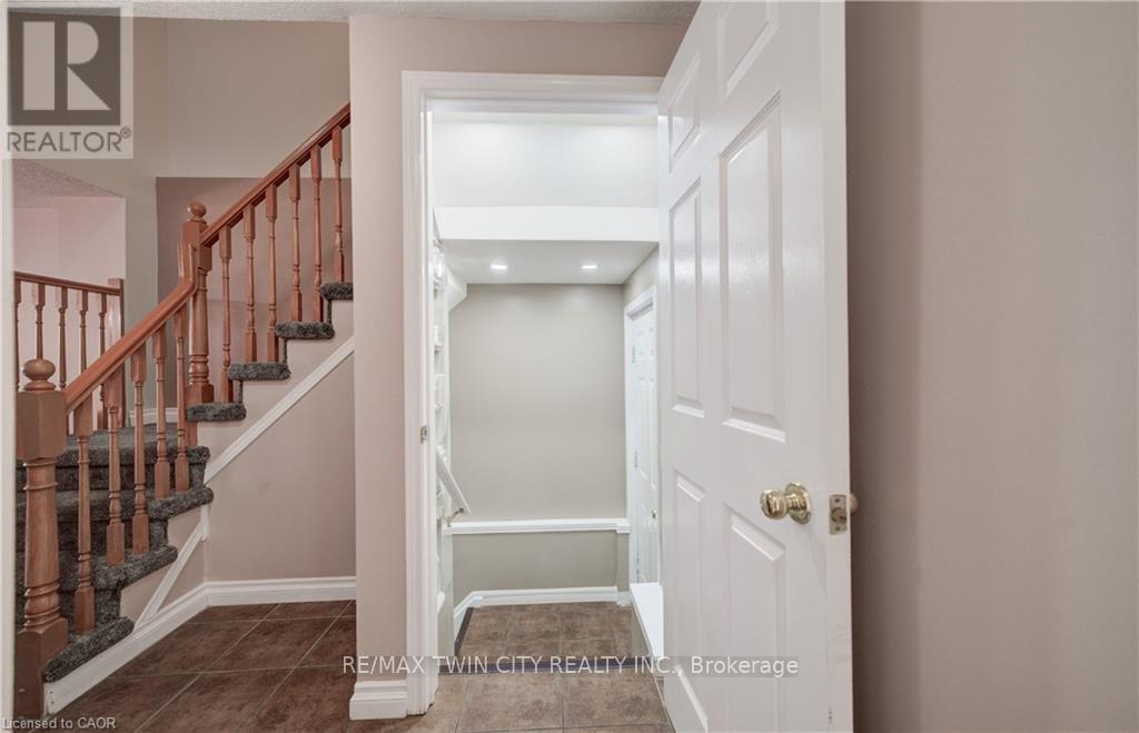 27 Bridlewreath Street, Kitchener, Ontario  N2E 3V5 - Photo 4 - X13612800