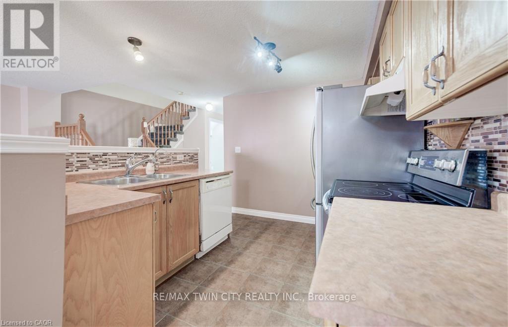 27 Bridlewreath Street, Kitchener, Ontario  N2E 3V5 - Photo 8 - X13612800