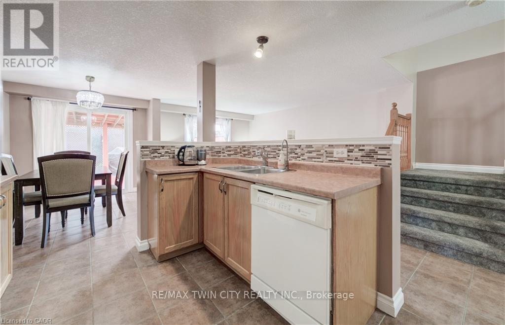 27 Bridlewreath Street, Kitchener, Ontario  N2E 3V5 - Photo 9 - X13612800
