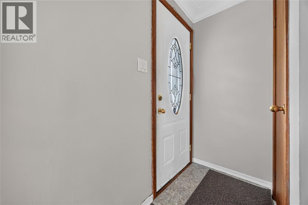 298 Elsfield Crescent, Sarnia, Ontario  N7S 1C3 - Photo 4 - 26017771