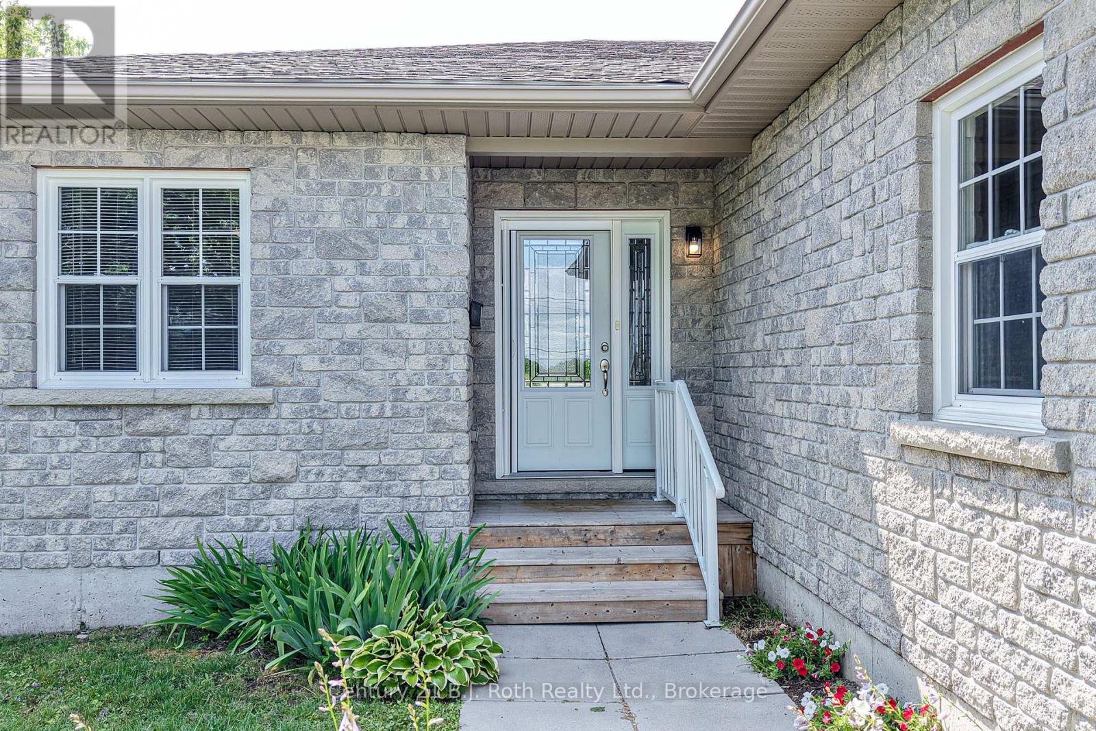 65 Courtland Street, Ramara (Atherley), Ontario  L3V 1A6 - Photo 7 - S13613324