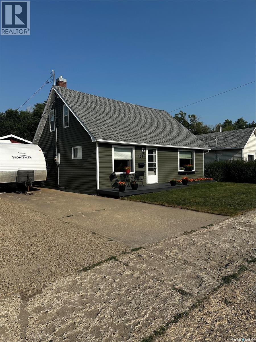 131 10th Street, Weyburn, Saskatchewan  S4H 1H1 - Photo 2 - SK043879