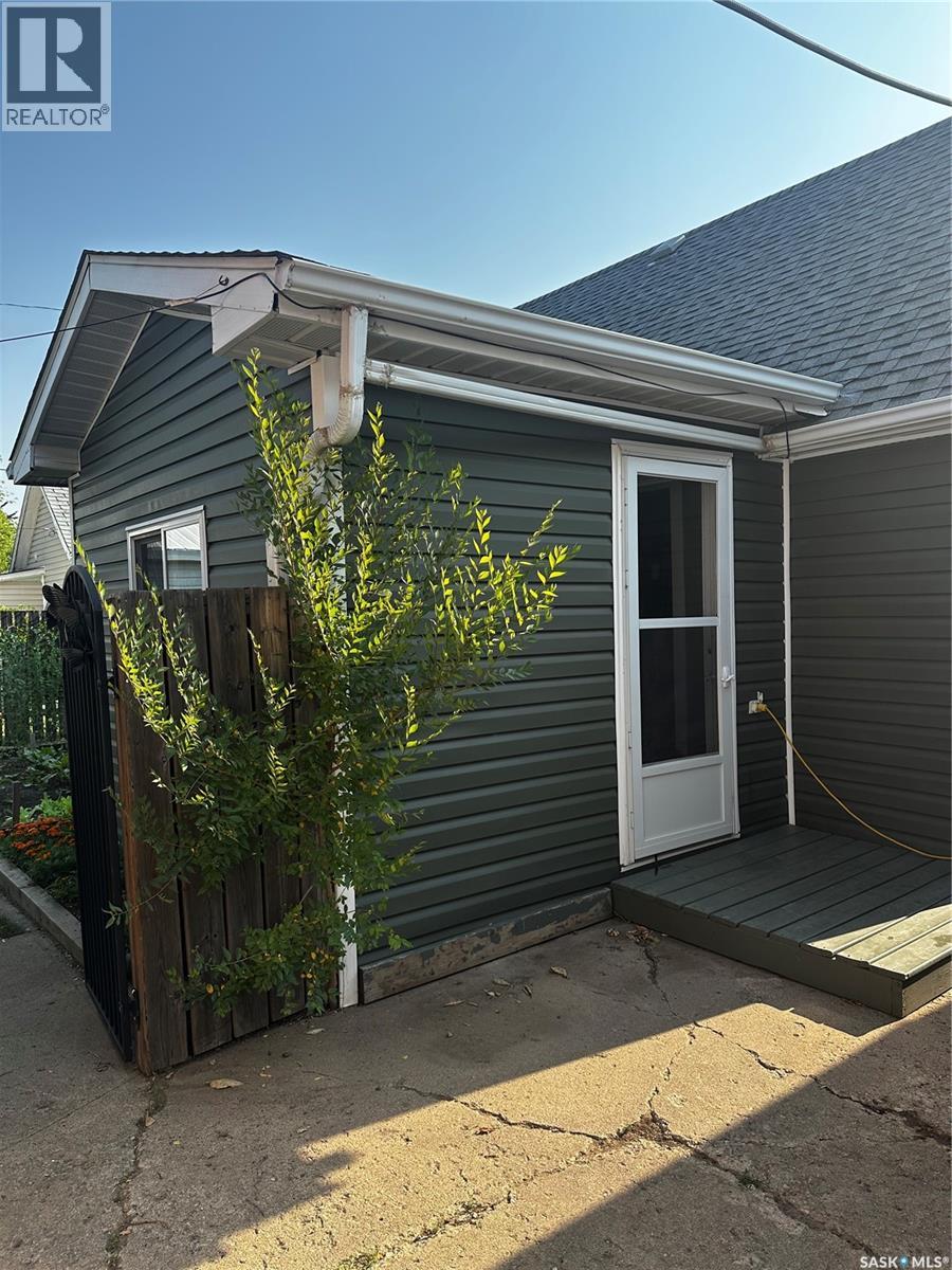 131 10th Street, Weyburn, Saskatchewan  S4H 1H1 - Photo 3 - SK043879