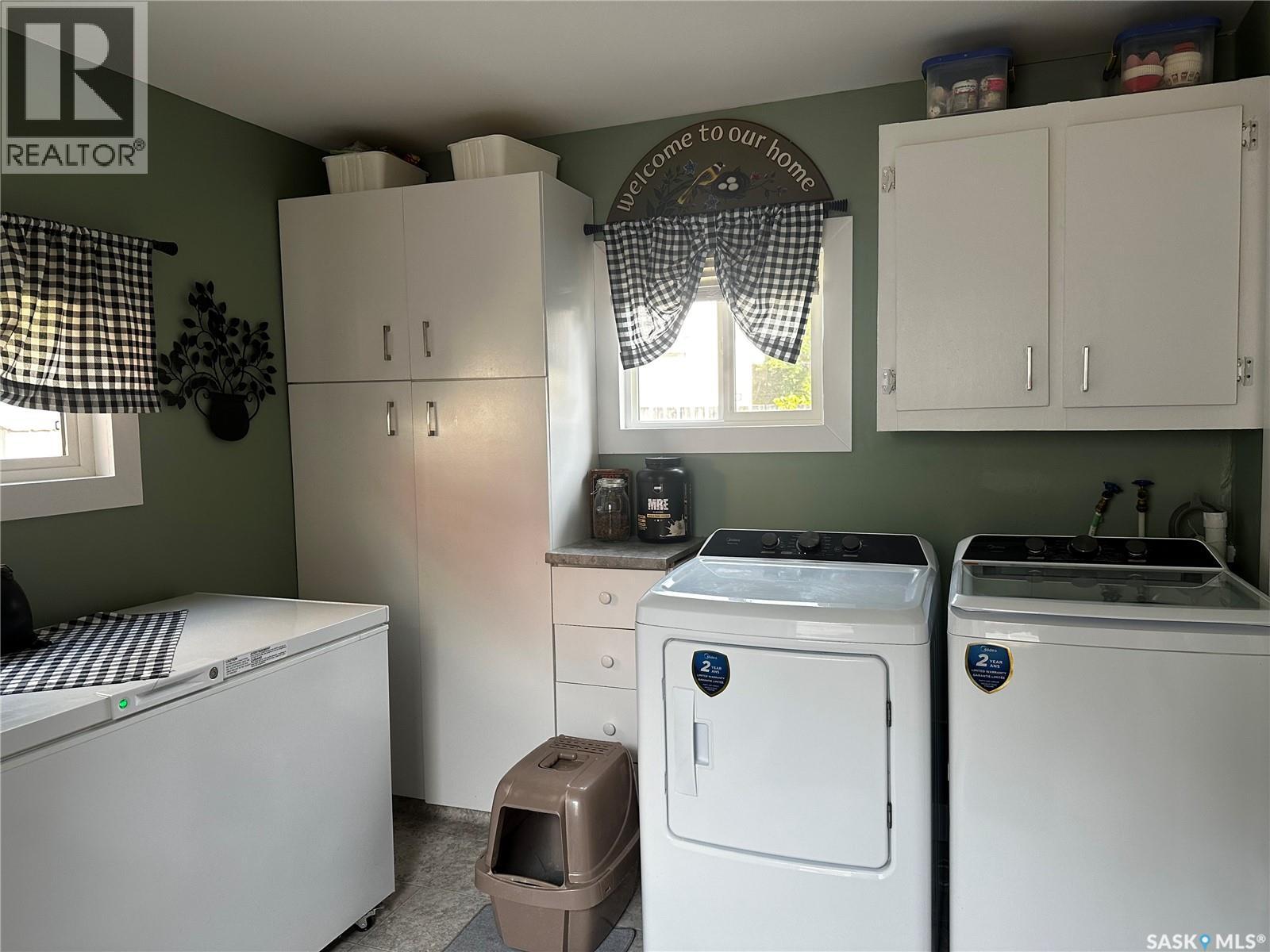131 10th Street, Weyburn, Saskatchewan  S4H 1H1 - Photo 5 - SK043879