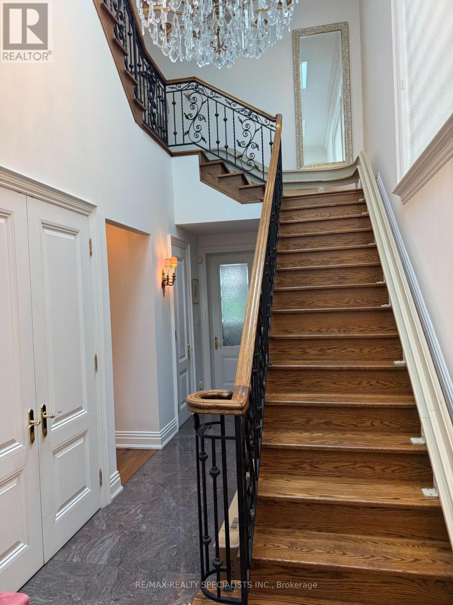 49 Montclair Avenue, Toronto, Ontario  M5P 1P5 - Photo 4 - C13606152