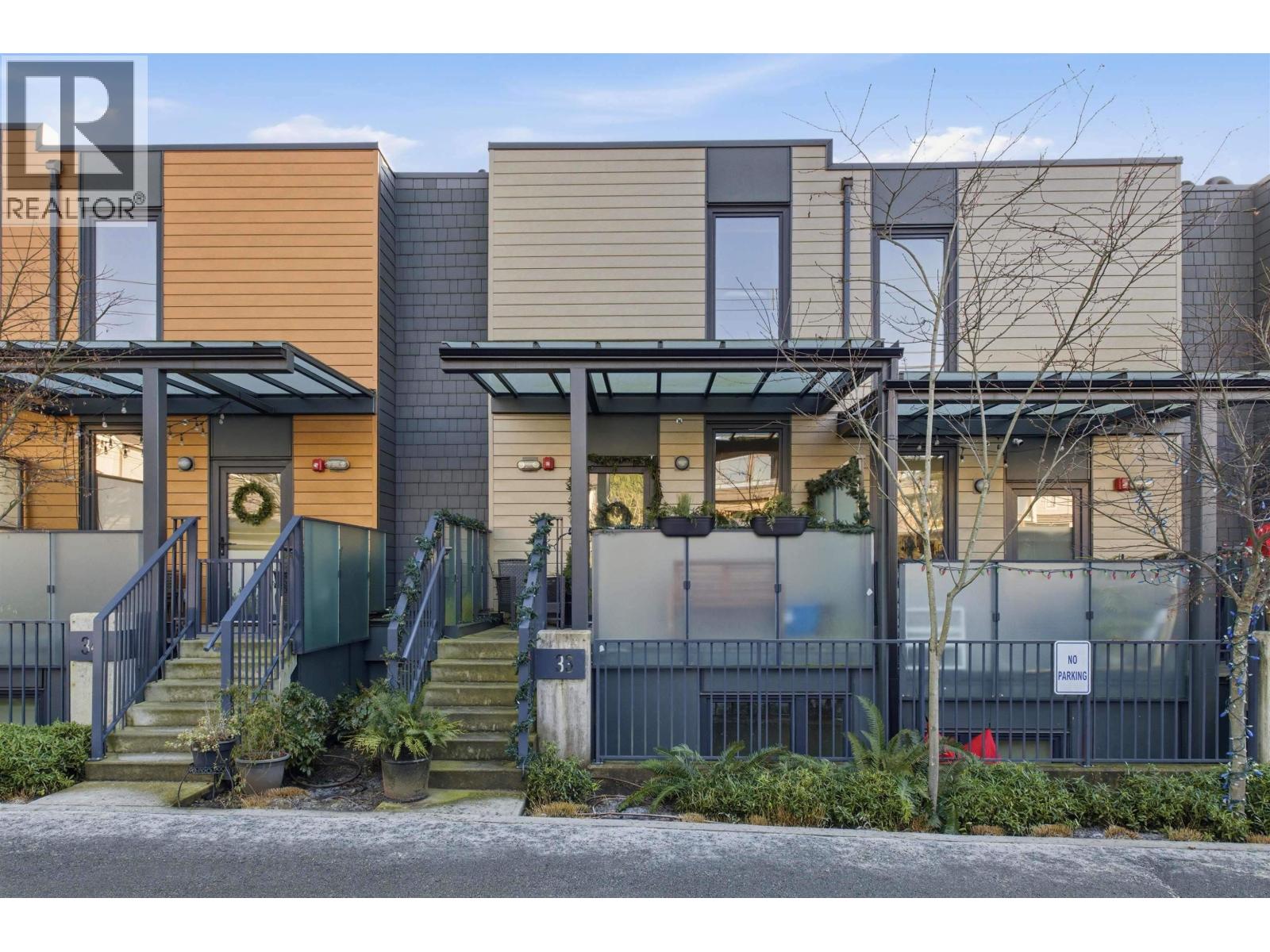 33 720 E 3RD STREET, North Vancouver, British Columbia