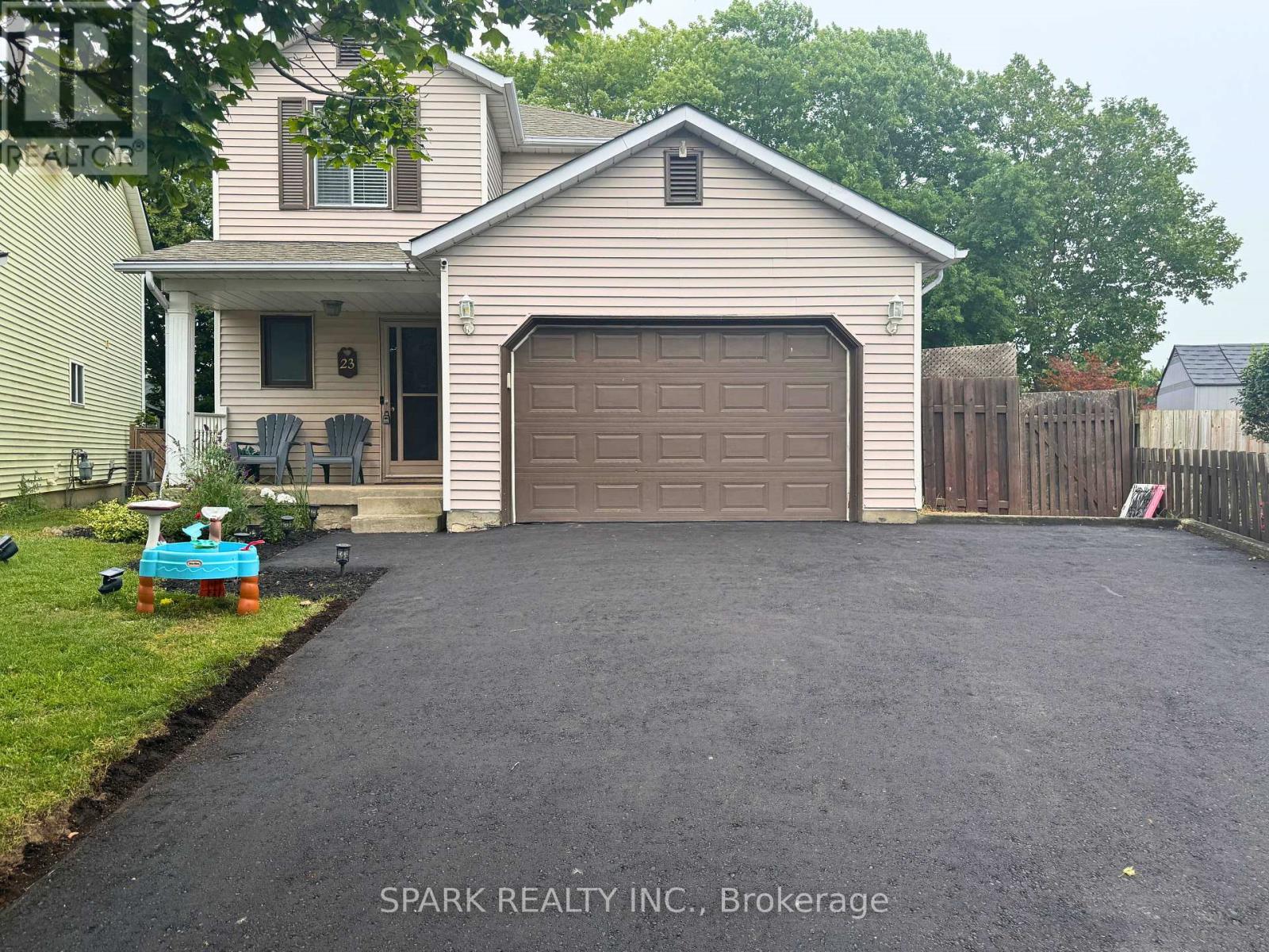 23 Rannie Court, Thorold, Ontario  L2V 4X2 - Photo 2 - X13587786
