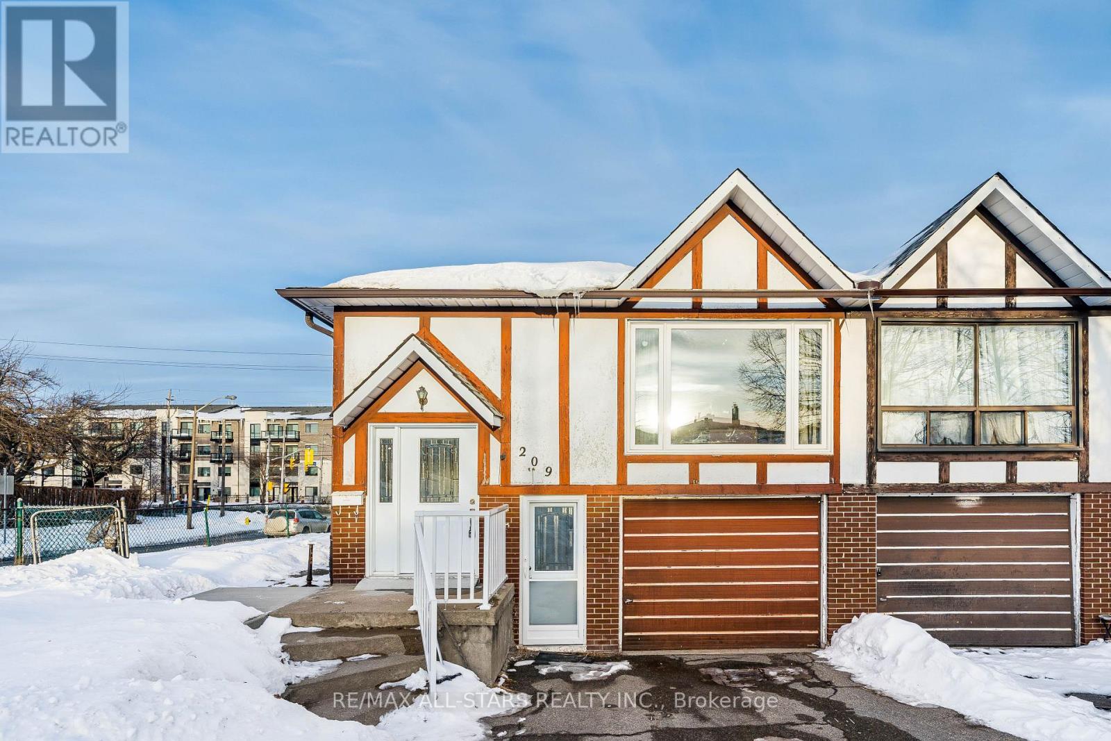 <div class="slider-price">$848,000</div><p>209 Apache Trail, Toronto, Ontario</p>