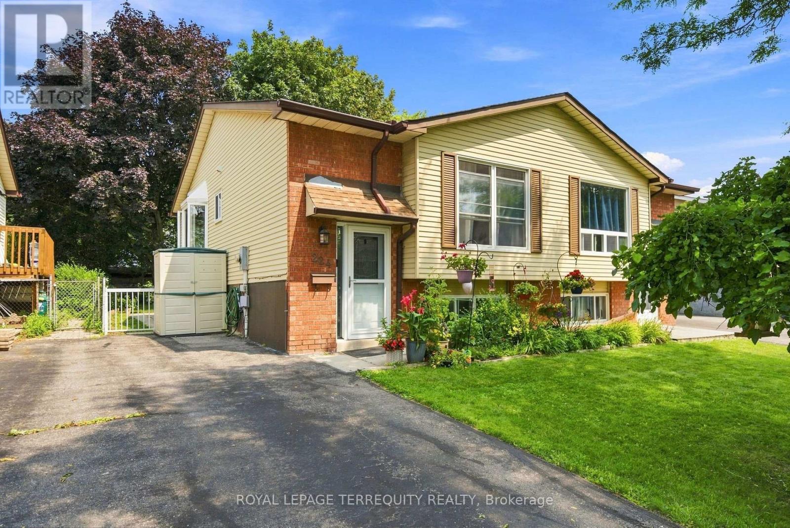 224 Medina Court, Oshawa (Lakeview), Ontario  L1J 7E1 - Photo 2 - E13613652