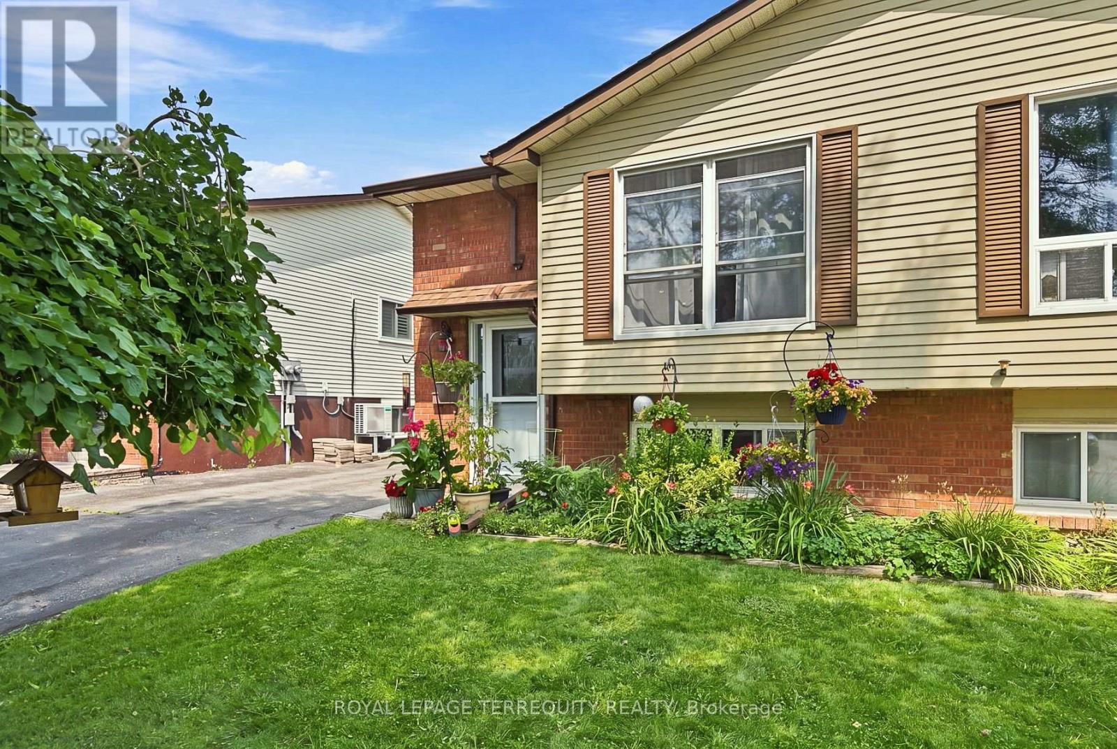 224 Medina Court, Oshawa (Lakeview), Ontario  L1J 7E1 - Photo 3 - E13613652