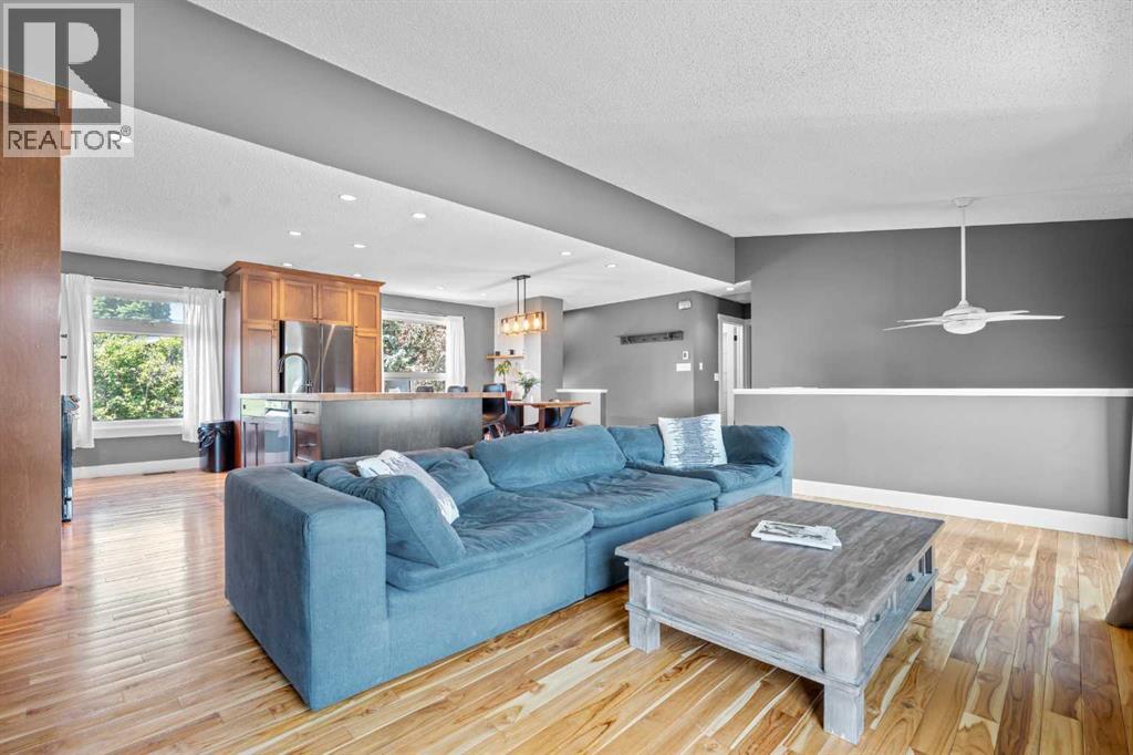 10619 Oakmoor Way Sw, Calgary, Alberta  T2W 1S7 - Photo 3 - A2329198