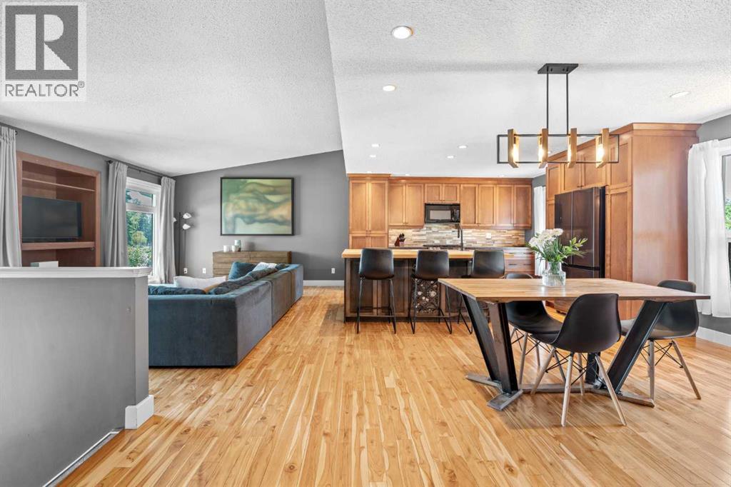 10619 Oakmoor Way Sw, Calgary, Alberta  T2W 1S7 - Photo 4 - A2329198