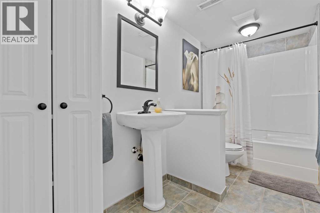 10619 Oakmoor Way Sw, Calgary, Alberta  T2W 1S7 - Photo 24 - A2329198