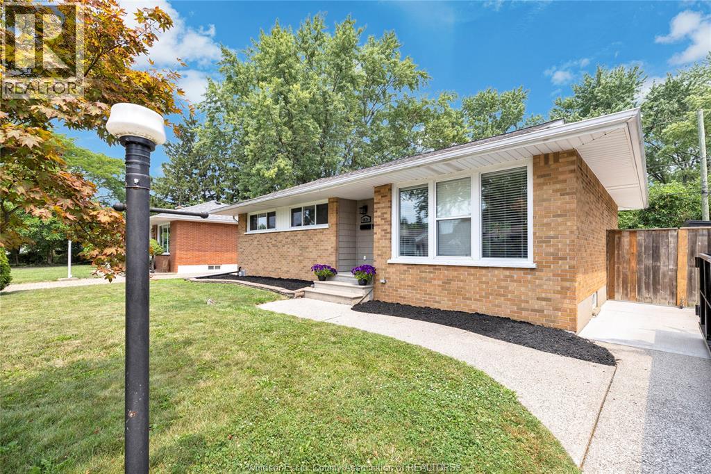 4024 Longfellow, Windsor, Ontario  N9G 2B6 - Photo 2 - 26018215