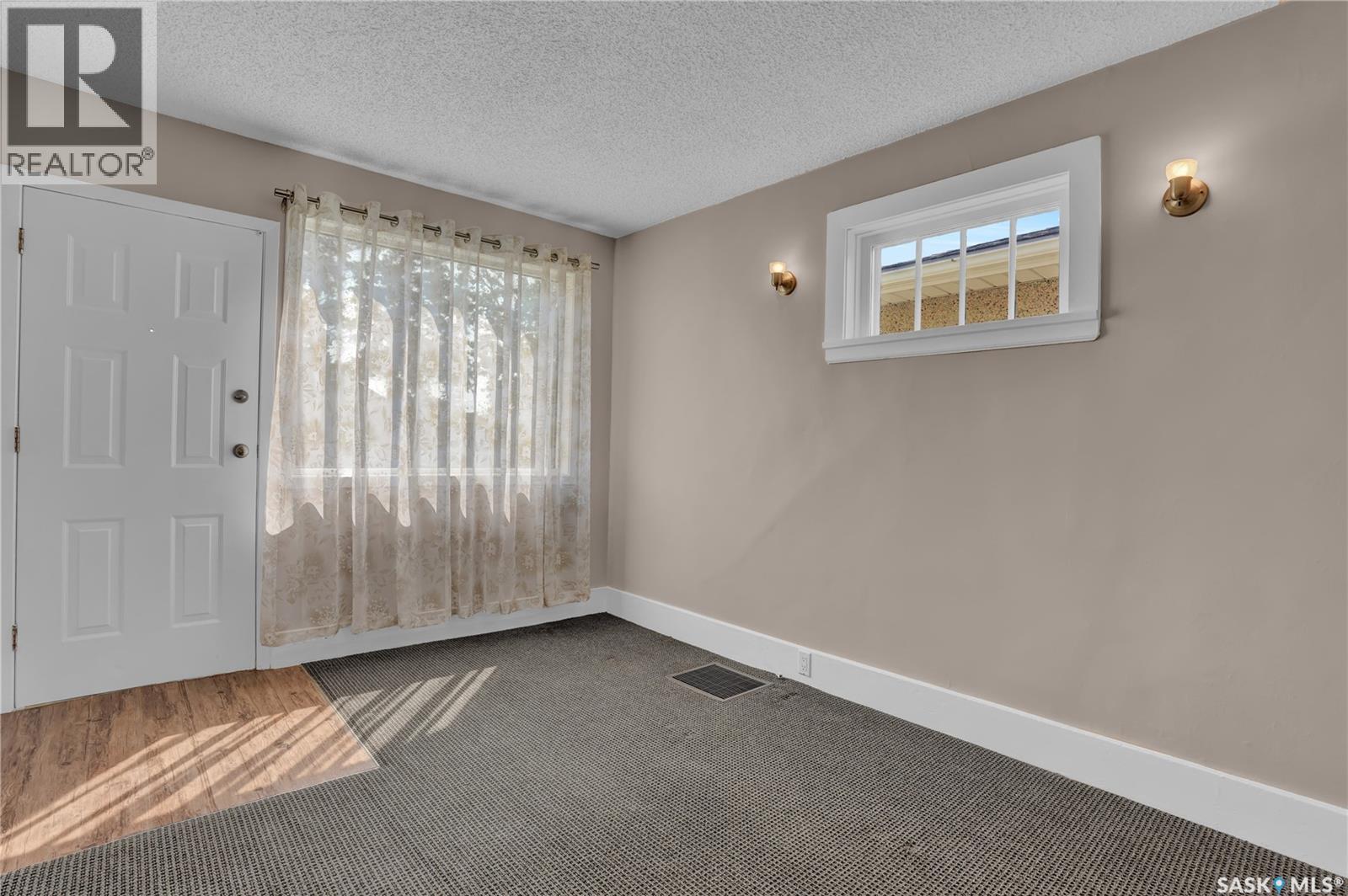 2022 Elliott Street, Regina, Saskatchewan  S4N 3G9 - Photo 2 - SK043745
