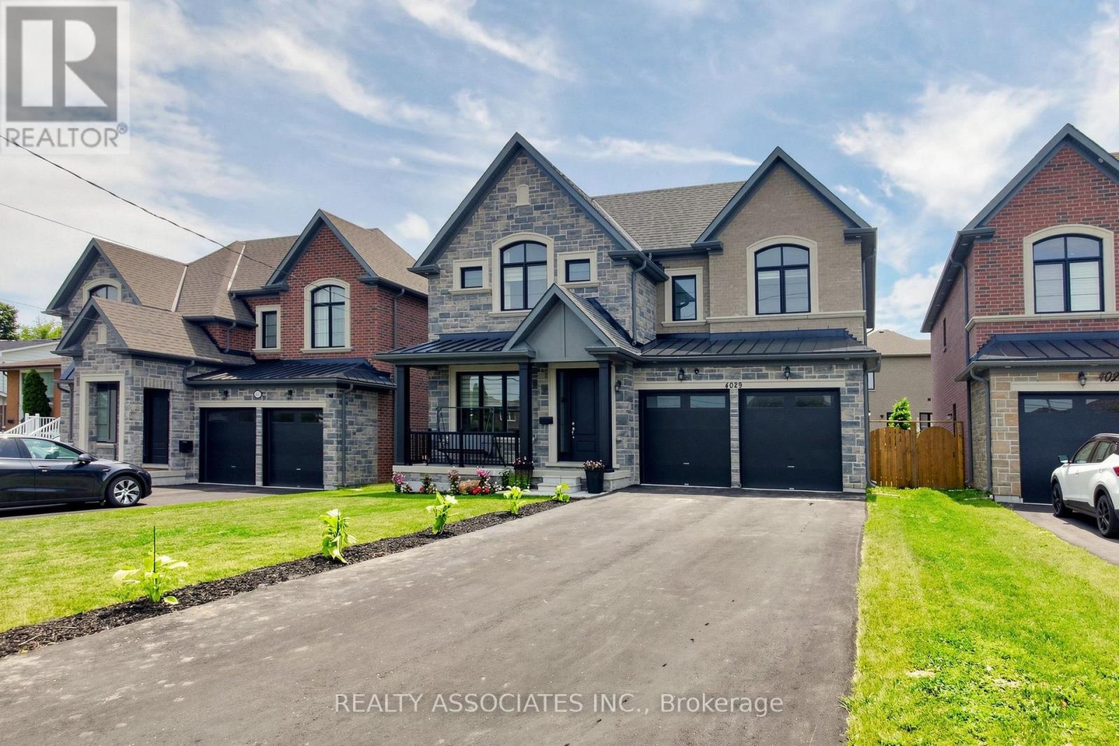 <div class="slider-price">$1,599,000</div><p>4029 Ellesmere Road, Toronto, Ontario</p>