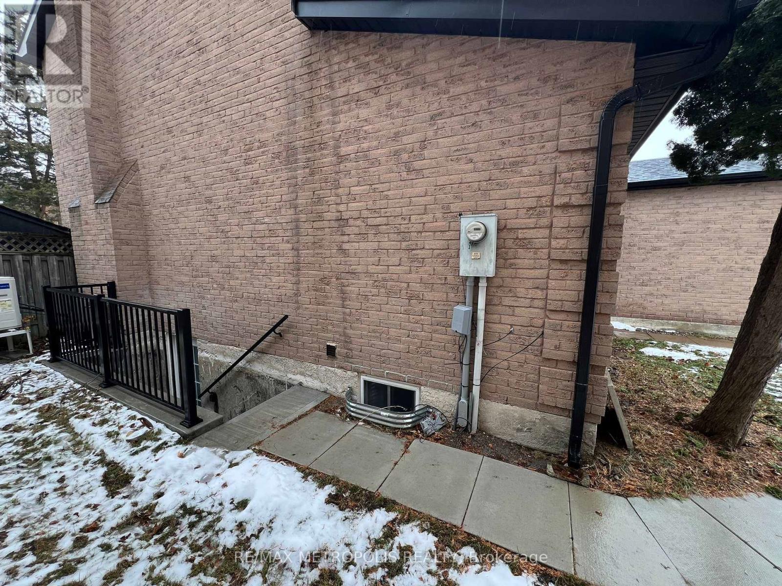 Bsmt - 570 Springview Drive, Pickering, Ontario  L1V 4X2 - Photo 2 - E13613842