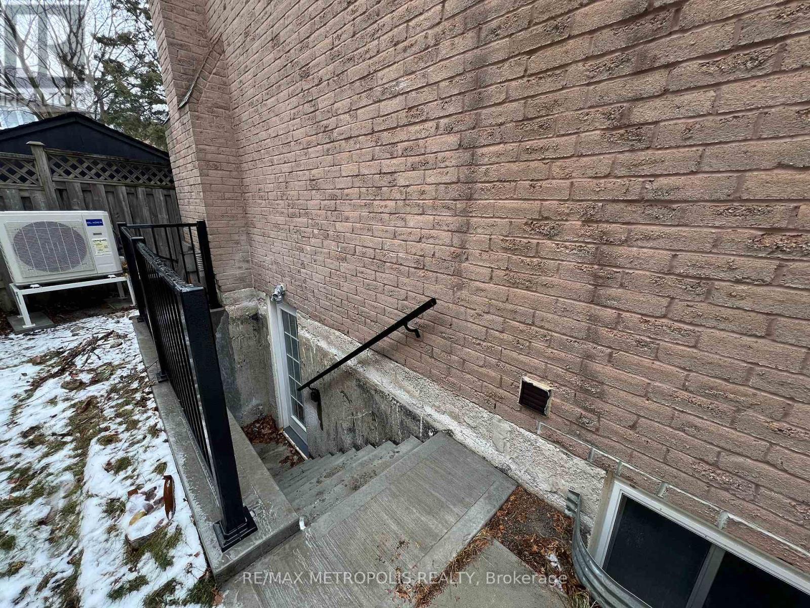 Bsmt - 570 Springview Drive, Pickering, Ontario  L1V 4X2 - Photo 3 - E13613842
