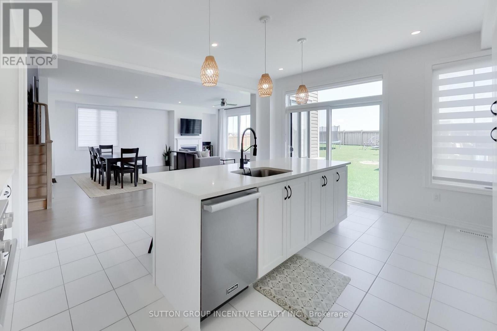 13 Abbey Crescent, Barrie, Ontario  L9J 0W9 - Photo 7 - S13613926